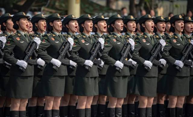 2019年10月1日，这是女兵方队接受检阅。新华社记者 江文耀 摄