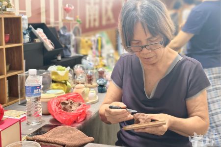 古稀老人中山书展秀绝活：石湾微塑技艺获书迷点赞
