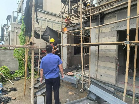道滘开展联合执法行动，依法拆除一别墅违法扩建部分