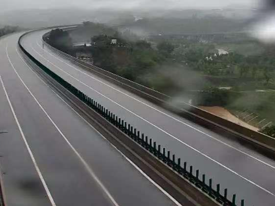 河南部分高速公路因降雨禁止车辆上站 