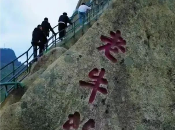 辽宁一景区51岁游客坠崖身亡，网友质疑护栏过低，相关部门回应