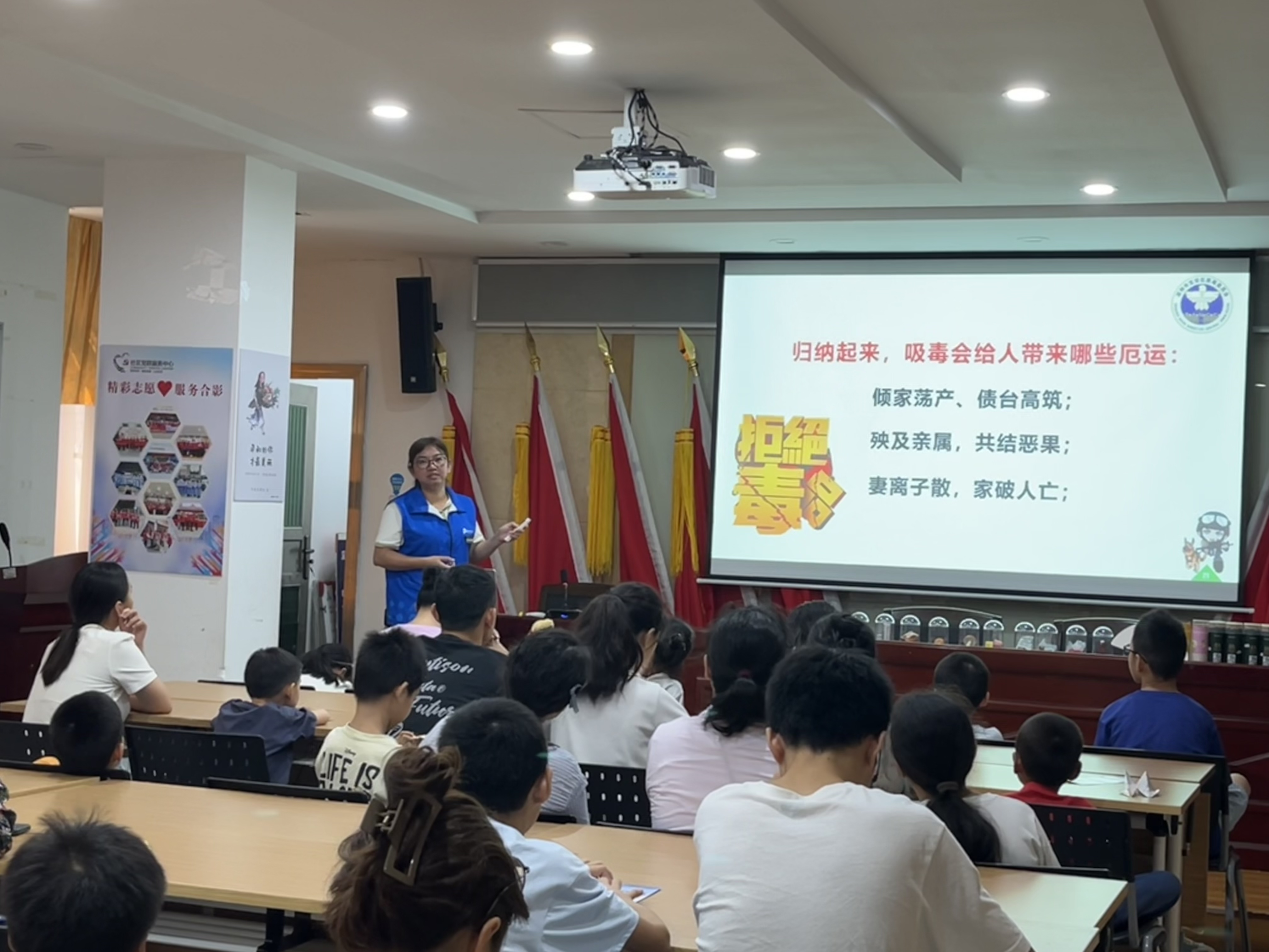 新安上合社区开展禁毒宣传活动