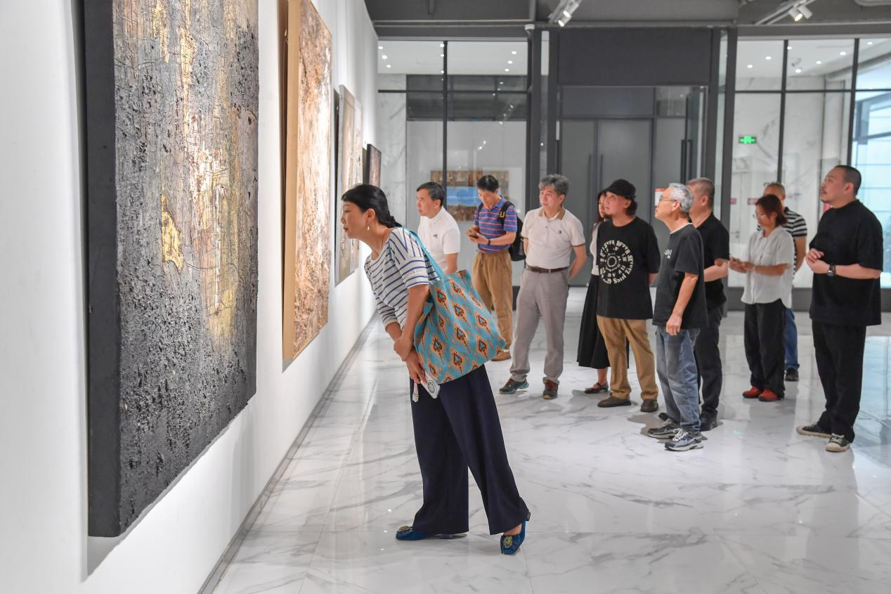118幅精品力作亮相宝安1990！2025广东省综合材料绘画邀请展开幕