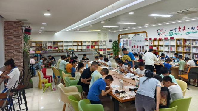 职场人学AI+孩子做实验！沙井壆岗社区举办科普盛宴