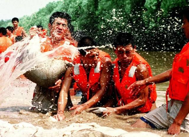 这是河北武警战士在长江大堤上抢险（1998年8月16日摄）。新华社发（资料照片）