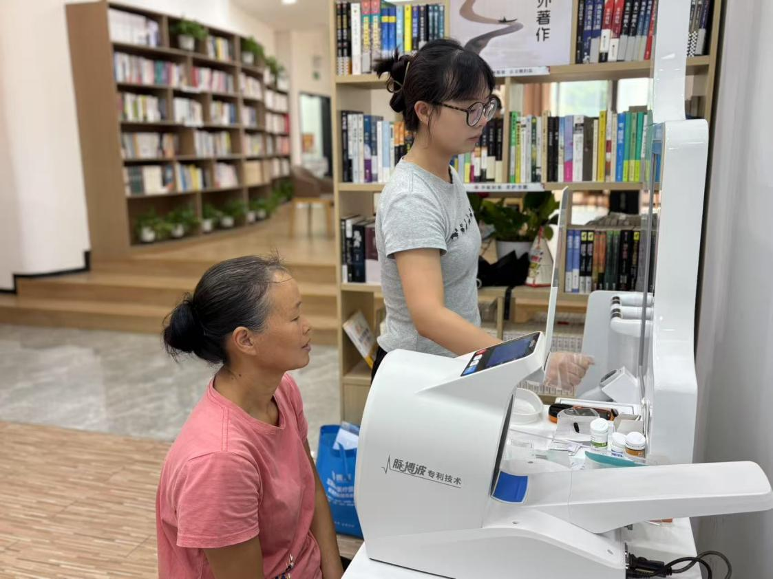 新安大浪社区“健康小屋”贴心服务，守护居民健康