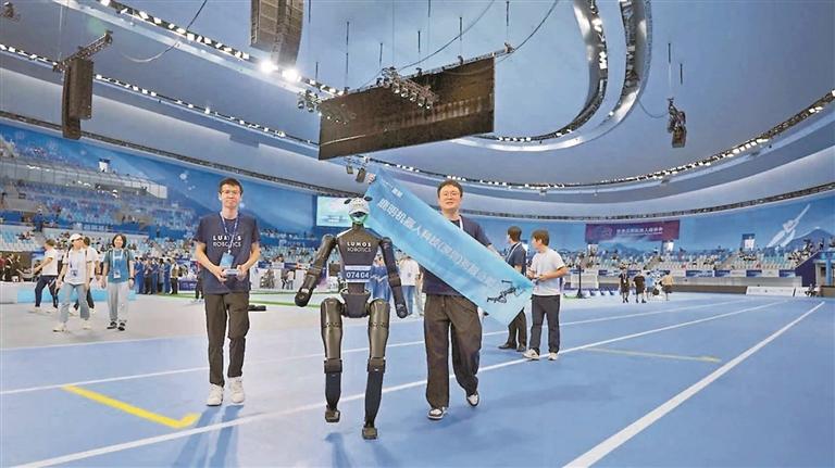 2025世界人形机器人运动会在北京开幕！宝安机器人“奥运舞台”摘银