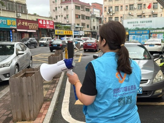 清积水灭蚊虫 共筑健康家园｜凤岗村书记的“土味”宣传，很接地气