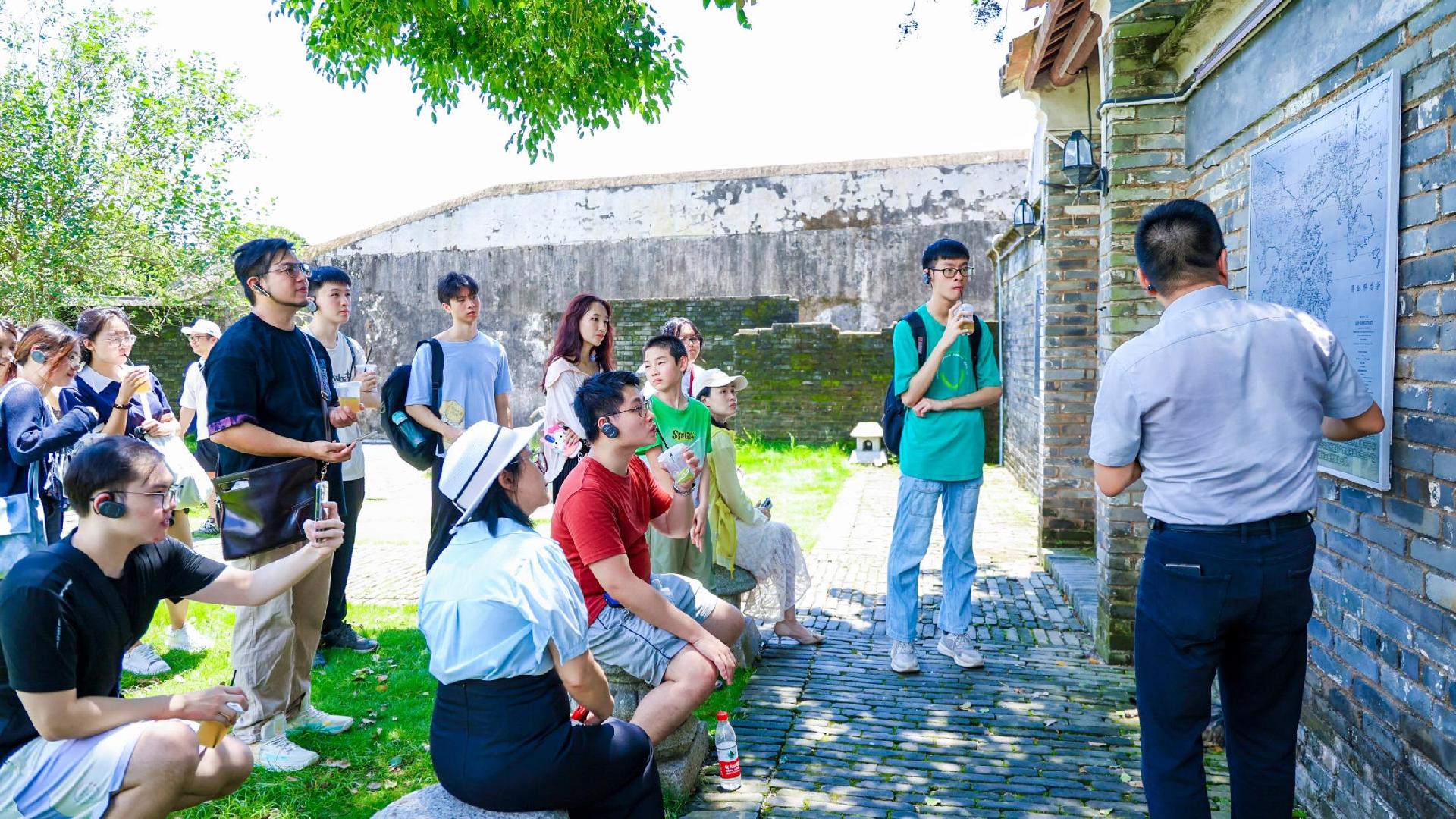 香港青年赴深圳大鹏探访东纵故地,追溯家国情怀