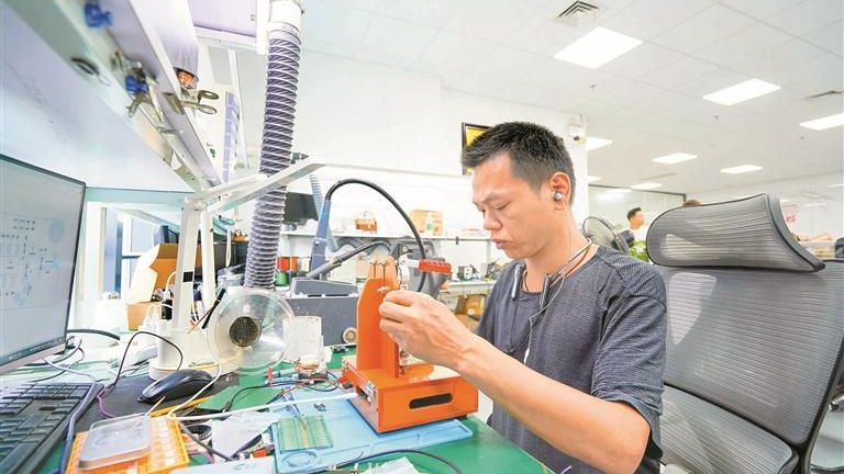 宝安智造“芯宝”亮相！芯连芯携三大AI新品重构智能生活 | 百千万工程