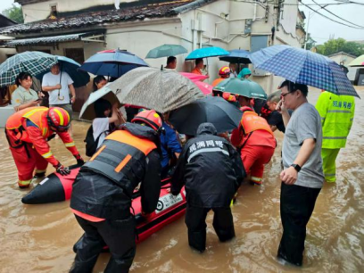 暴雨中的坚守！记者多路直击深圳防汛前线→