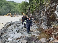 北京密云区冯家峪镇索降“空中飞人” 架起救援生命通道