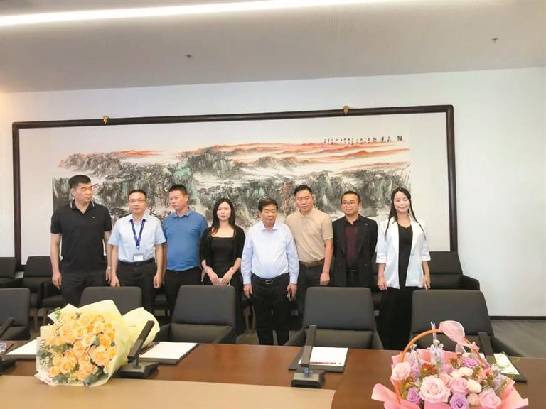 万德昌董事长邹元华一行到访福耀科技大学总部，与曹德旺等展开深度交流会