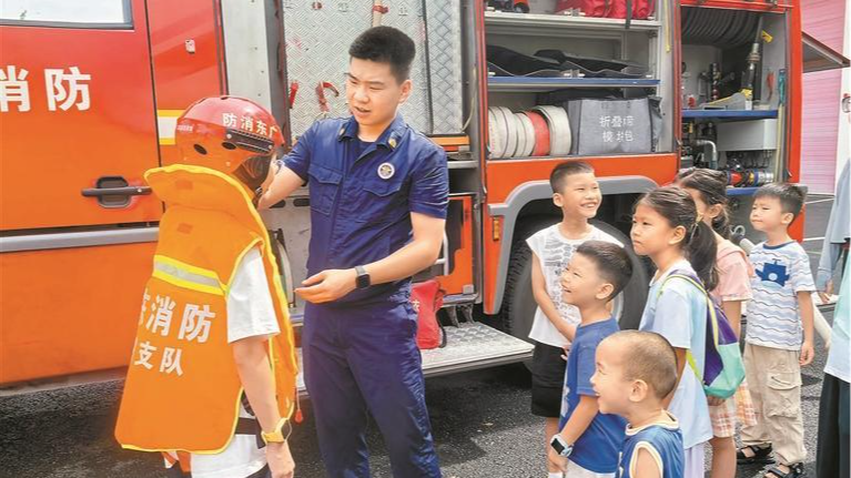 公明下村社区30余名青少年走进消防站