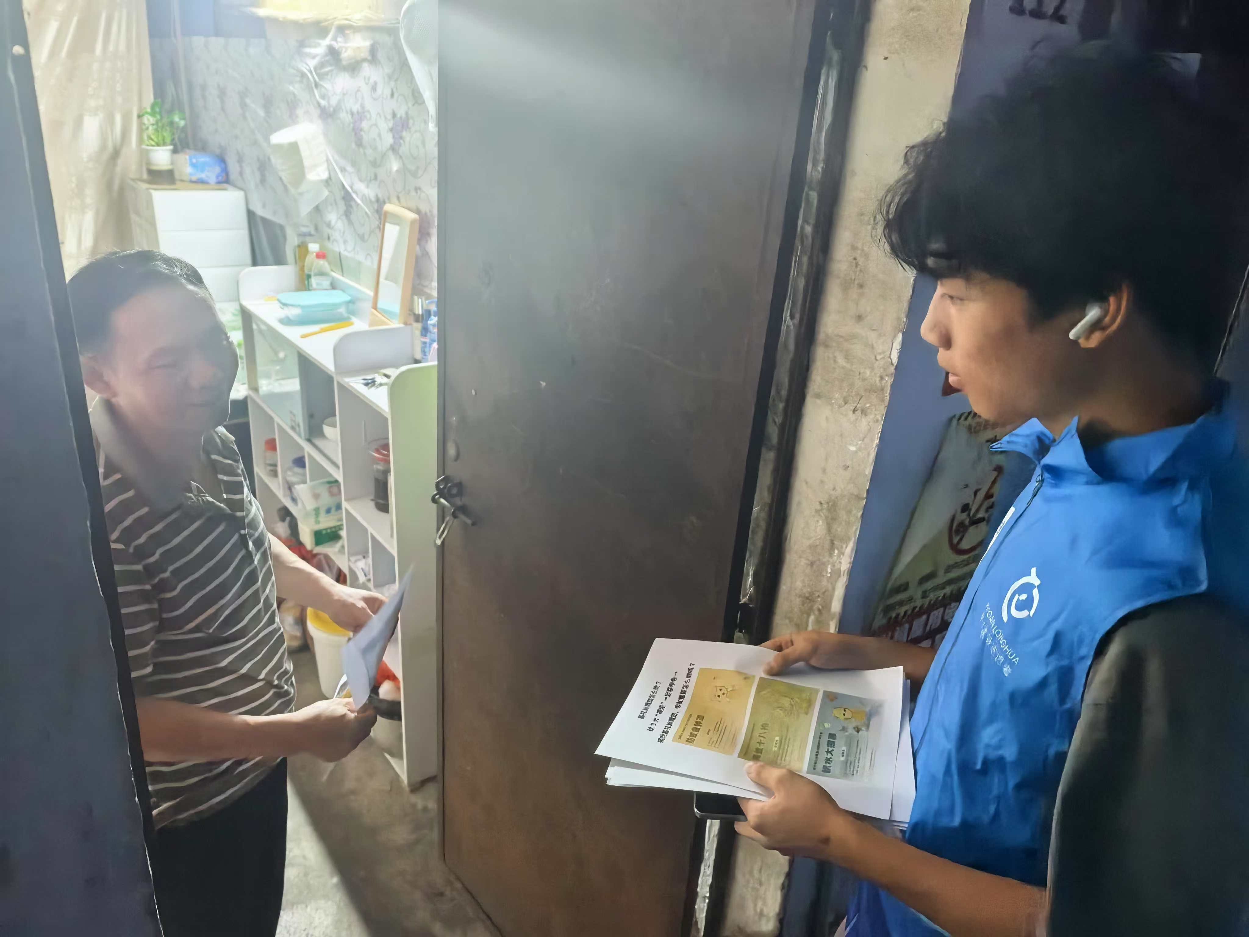 大和社区学生志愿者夜巡向居民宣讲基孔肯雅热预防