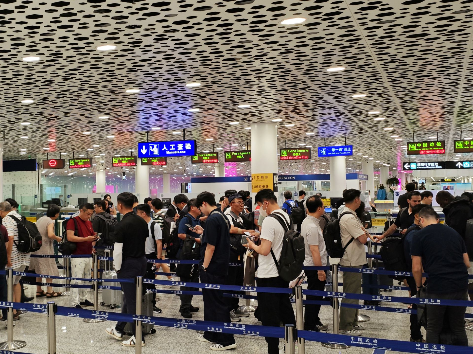 暑运过半，深圳机场口岸出入境人员破70万人次，免签入境外国人大幅增长