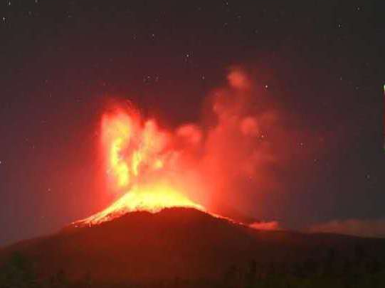 印尼东努沙登加拉省一火山喷发，火山灰柱约10000米