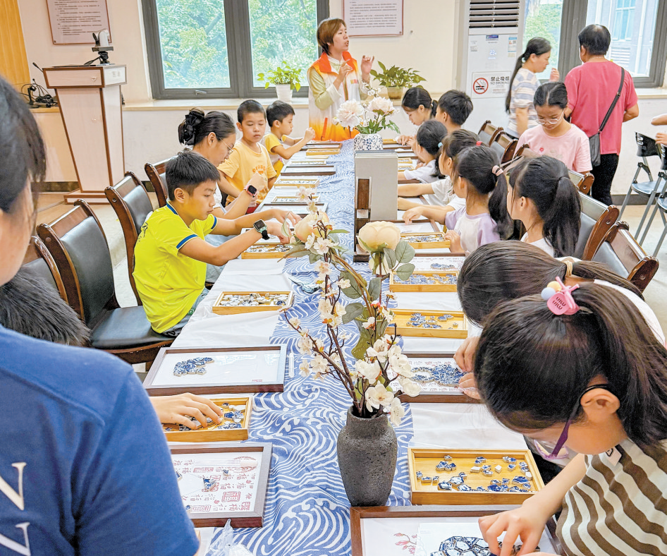 凤凰街道塘家社区：居民制作瓷片贴画