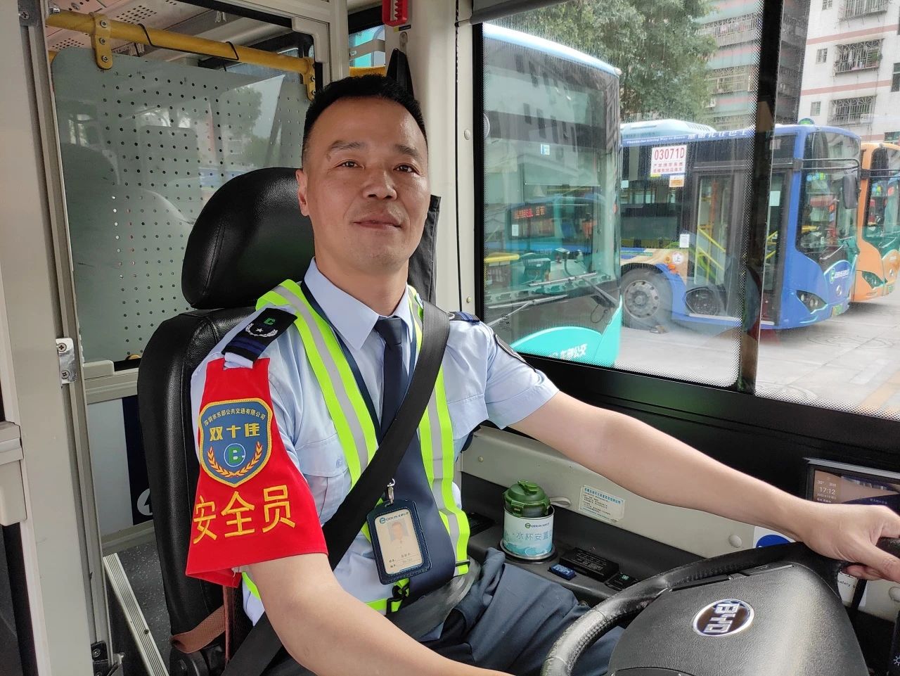 优秀！东部公交驾驶员陈新华荣获“全国交通运输系统劳动模范”称号