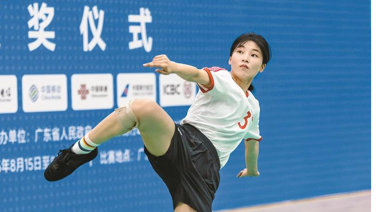 宝安老师杨泽苗勇摘全运会网毽三人赛金牌