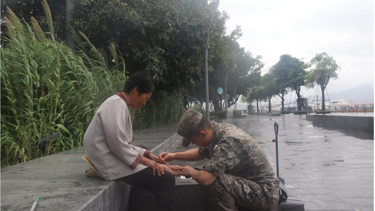 回程路上突遇受伤群众，深圳海警伸出援手暖心救助