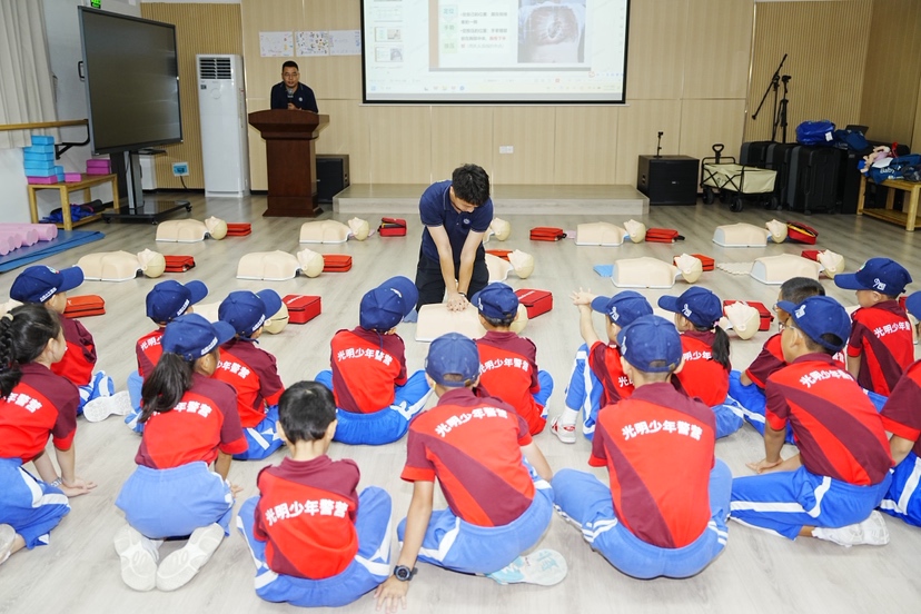 光明少年警营急救专场培训落幕，夏令营系列课程惠及学员800余人次