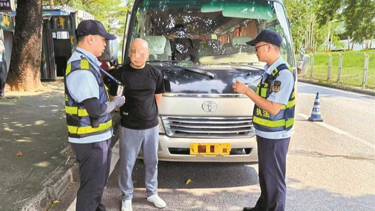 宝安交通执法人员在广深高速开展整治非法营运专项行动