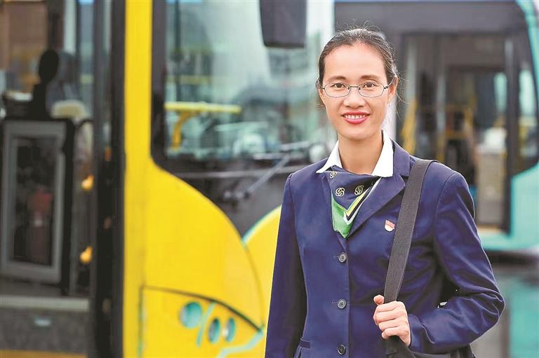 “深圳最美公交乘务员”胡春华：车厢如我家客厅 乘客是我的亲人