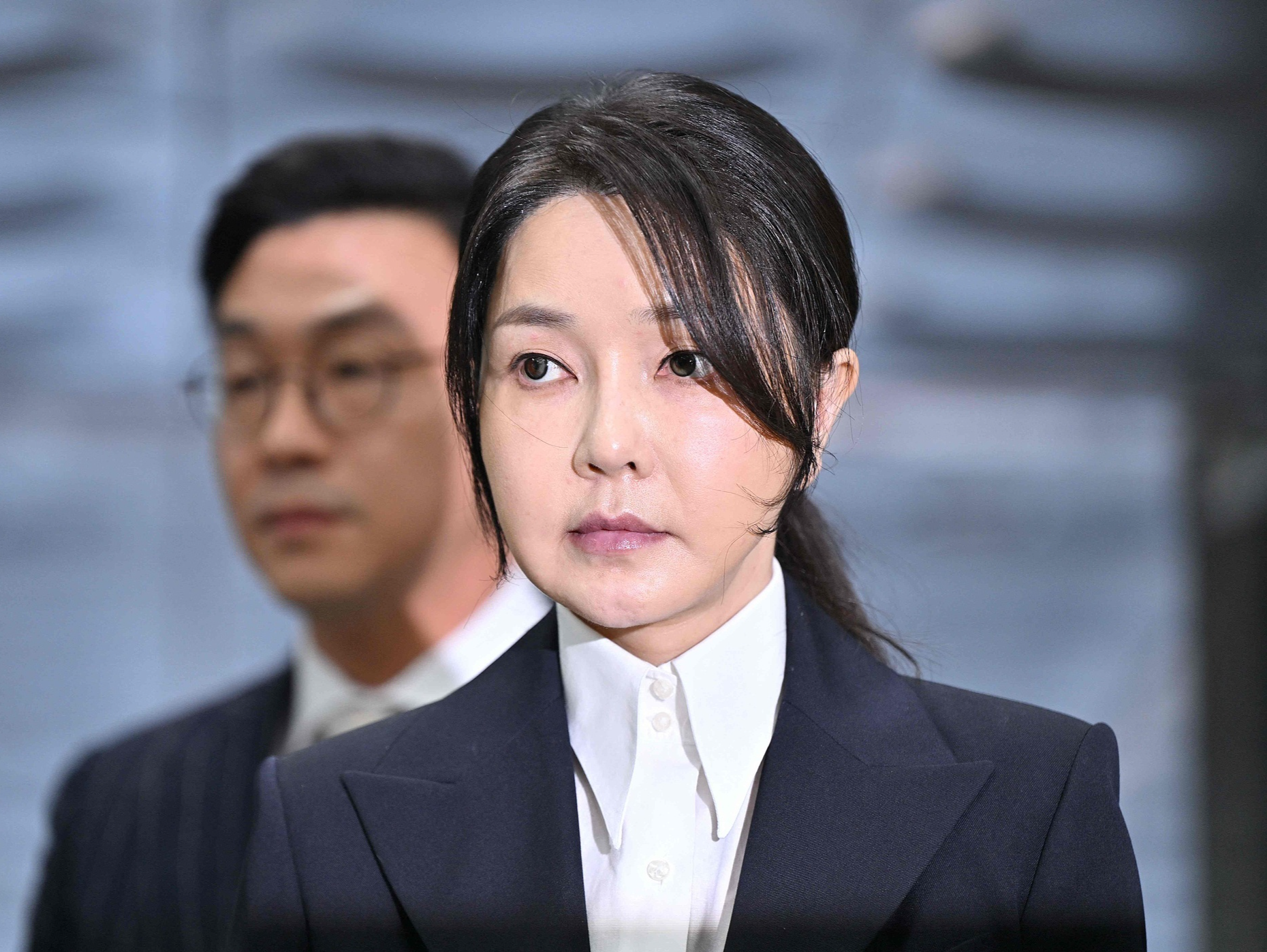 世界嗑代表 | “花无十日红”终应验：金建希被捕，“青瓦台魔咒”再次响起