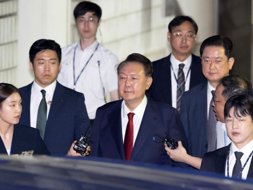 韩媒曝光尹锡悦拒捕细节：脱了囚服躺地上 
