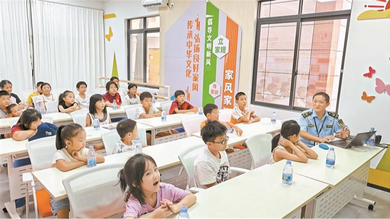 凤凰街道:“安全与童行”消防安全宣传活动进社区