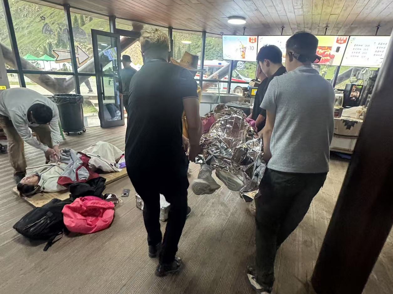 读特连线 | 新疆伊犁夏塔景区一吊桥侧倾致5人遇难，目击者：“在桥上就很晃，刚过桥就断了”