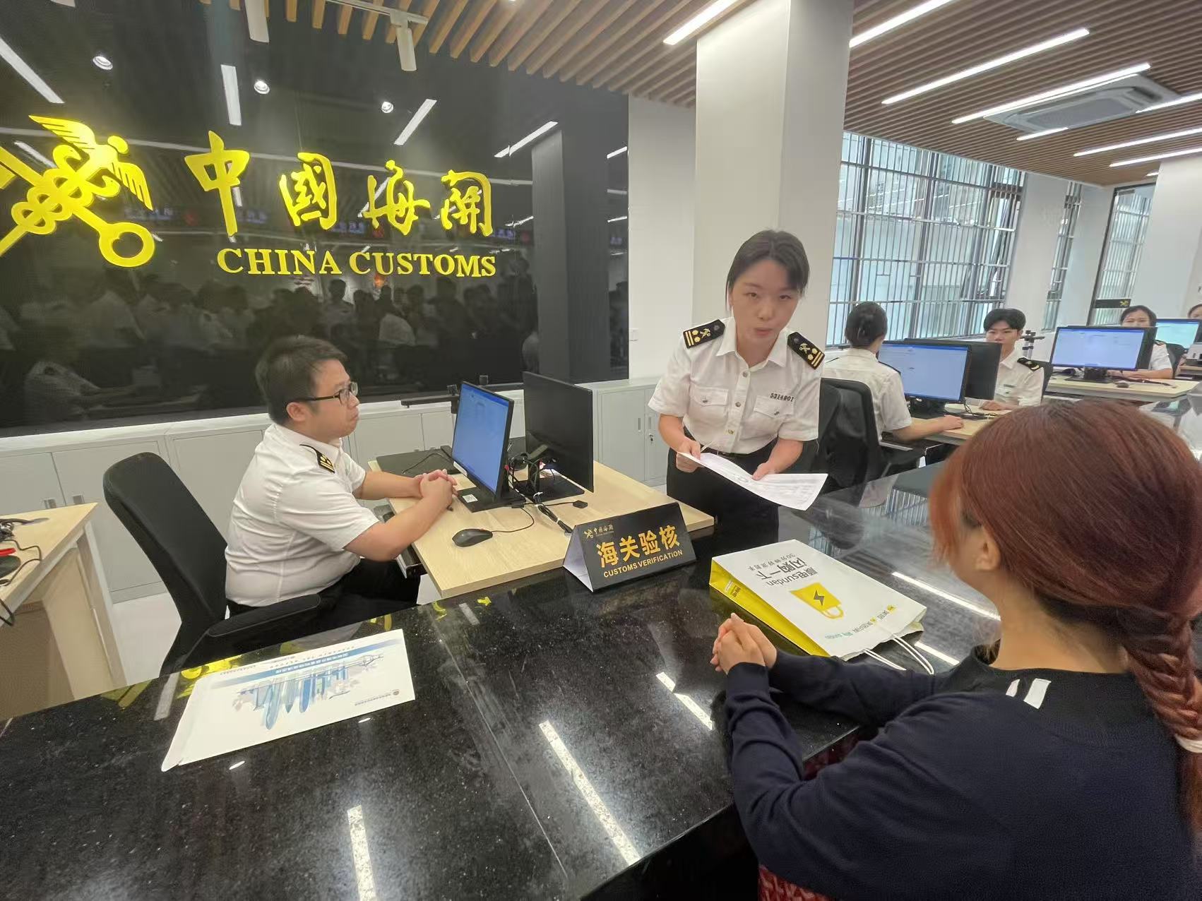 罗湖口岸离境退税点启用 深圳今年离境退税销售额增逾2倍