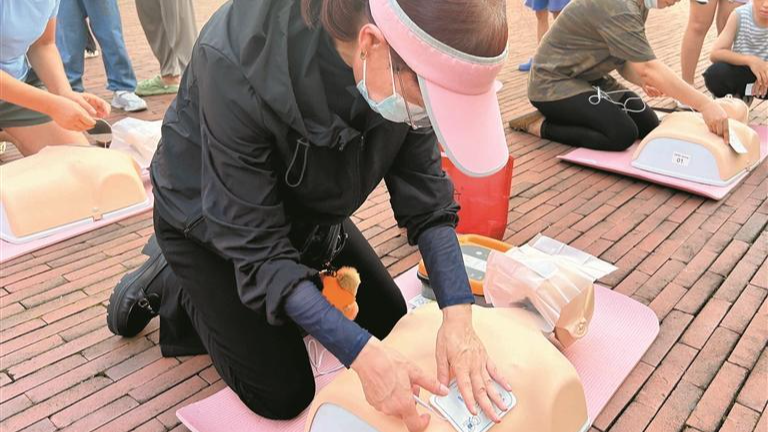 碧眼社区:文旅先锋助游队学急救技能