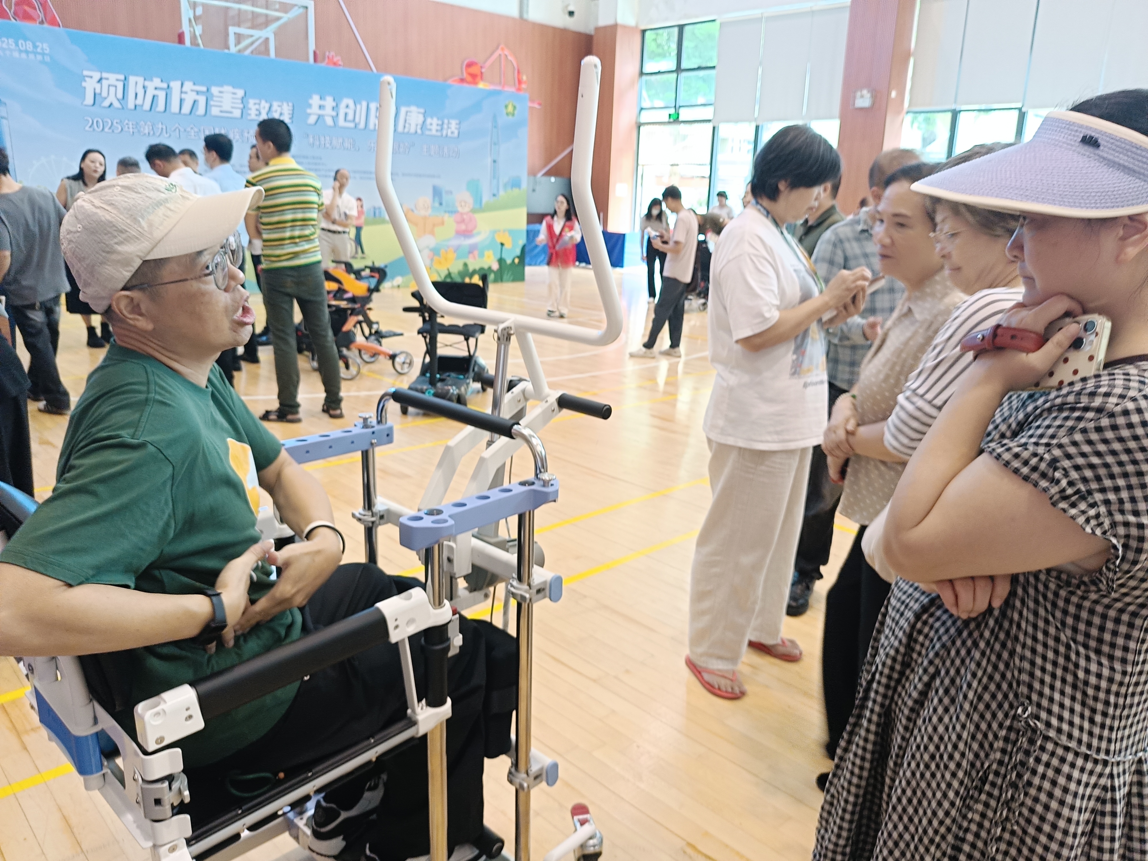 福田区残联开展残疾预防日活动：残友体验高科技辅具，医生科普预防伤残知识