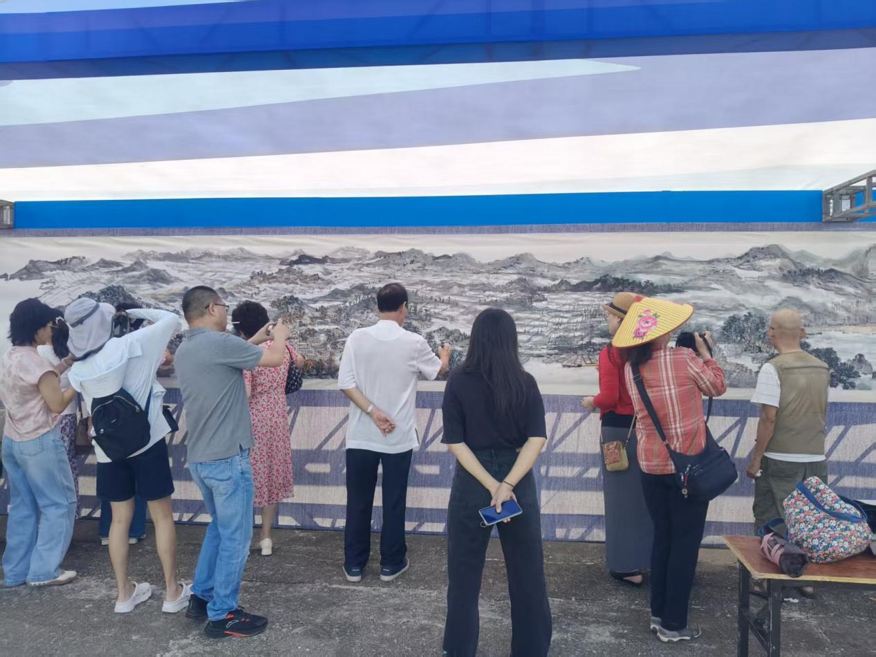 汕尾百米长画礼赞“百千万工程”