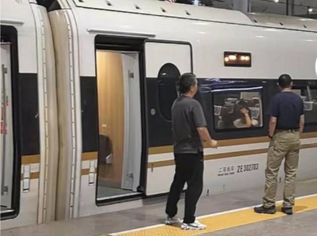 网友称“高铁站下架泡面不如站台禁止吸烟”，12306回应 
