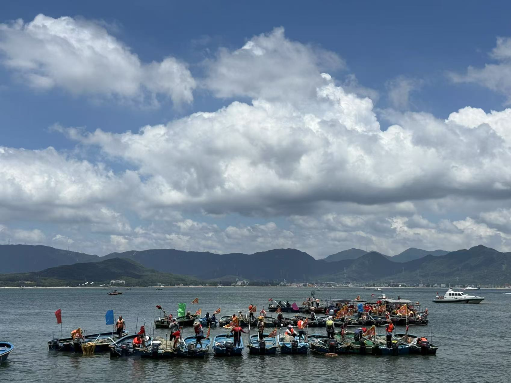 南海开渔！千帆竞发向深蓝，百舸争“鲜”满仓归