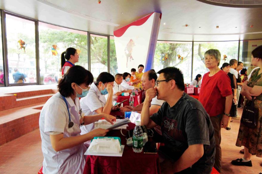 同心共建惠民生!九三学社龙岗基层委联合吉华街道开展健康义诊