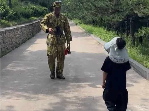 云冈石窟通报“拍照刺客”事件：系周边村民私自揽客，两人均为聋哑人 