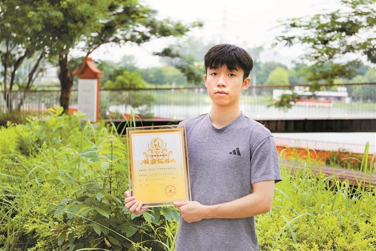 石围醒狮队青年骨干麦嘉聪:以爱为桩舞出精彩 擦亮石围醒狮名片