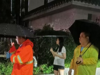 风雨中坚守！南庄社区筑牢雨季安全防护网