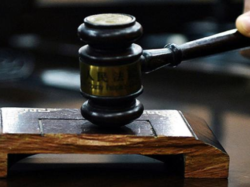 在地铁扶梯上好心扶人却成被告？法院判决：紧急救助免责