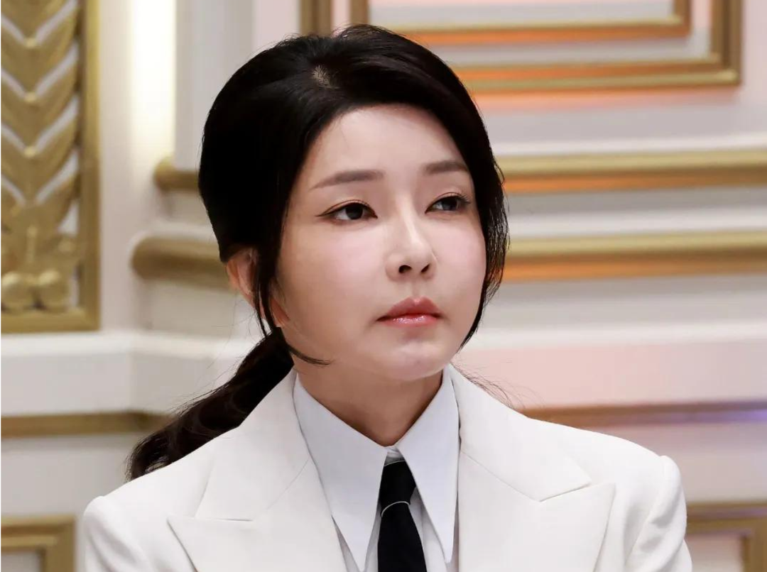 韩国前总统尹锡悦妻子金建希接受被捕后首次调查