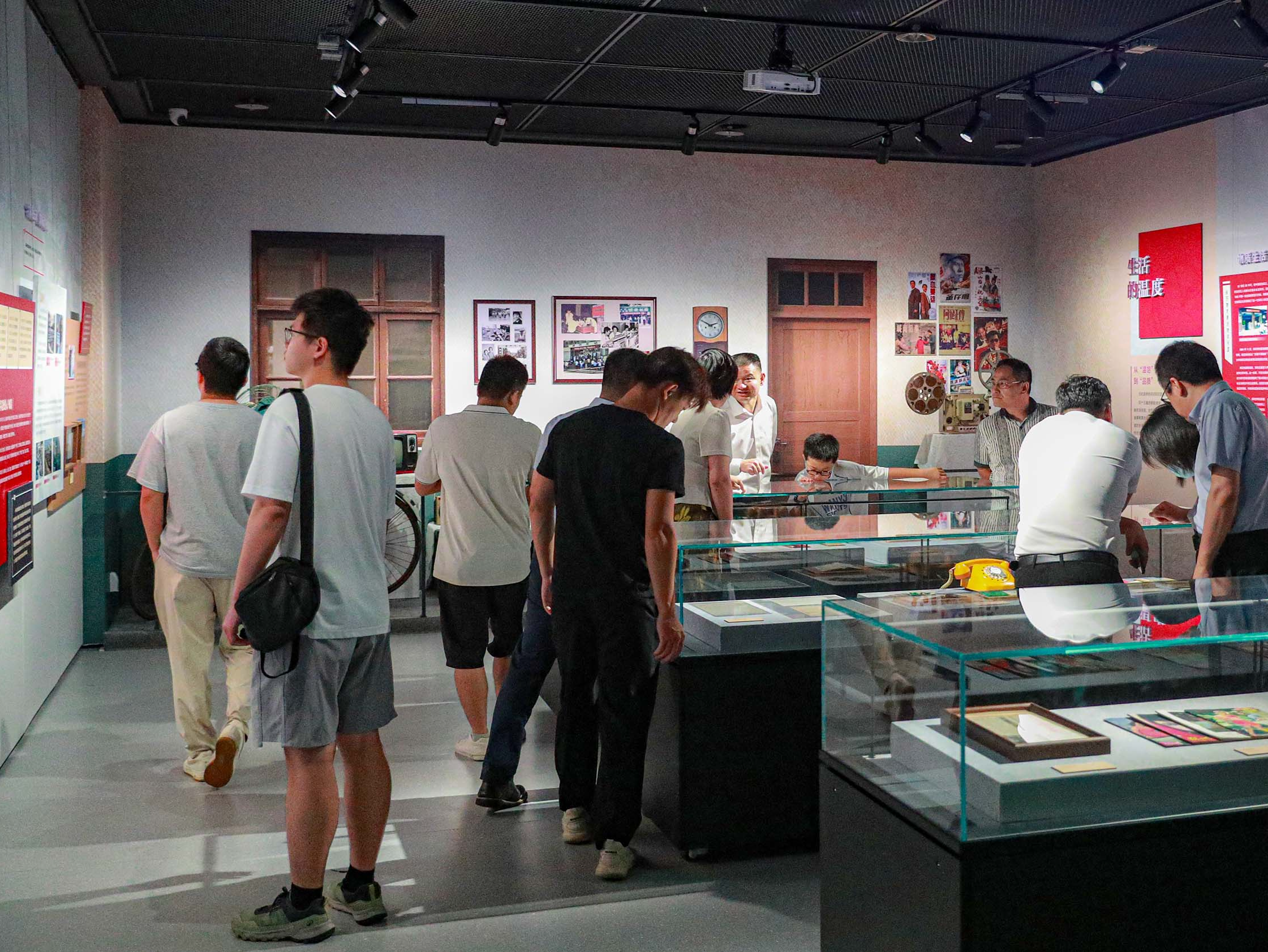 “时光见圳”生活史诗展华强北博物馆启幕