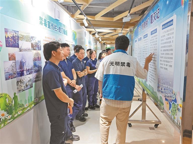 凤凰街道组织深铁职工参观平安教育基地