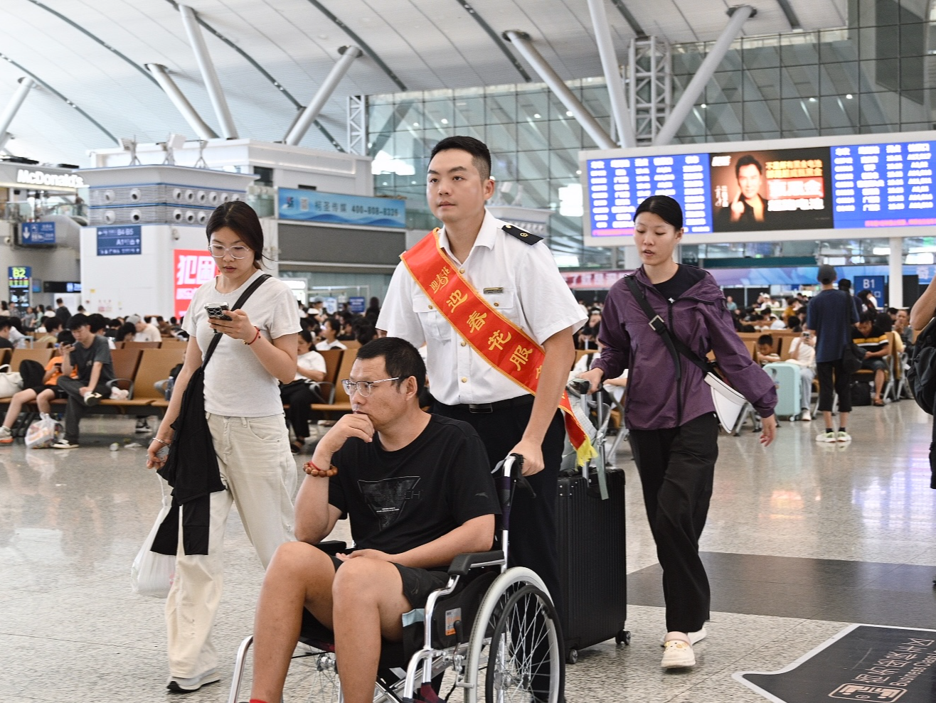 深圳北站人潮中的“移动暖流”：客运员李文豪的奔跑与坚守