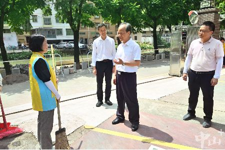 郭文海到坦洲镇督导检查基孔肯雅热疫情防控工作和爱国卫生运动开展情况，并带头开展环境卫生整治