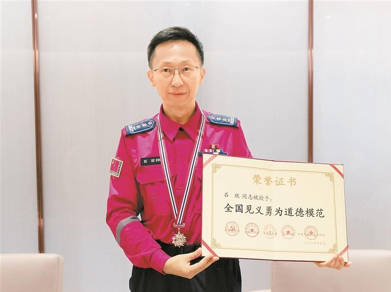 赓续特区精神 锐意改革开放 | 深圳公益救援队队长石欣：  “逆行”二十余年危难时刻显身手