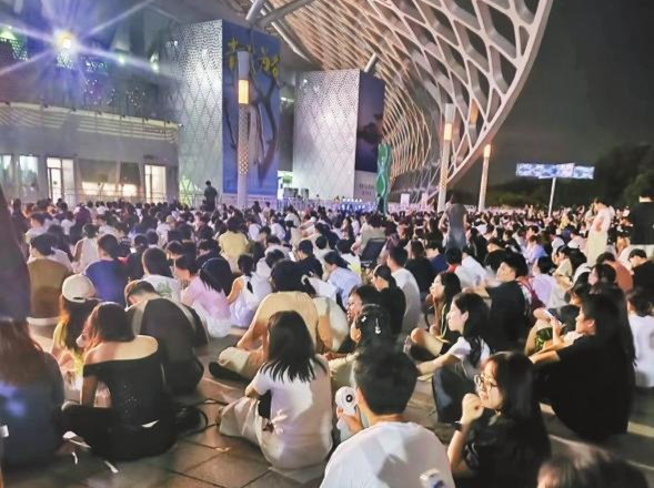 歌手和粉丝“隔墙互动”！深圳年轻人解锁演唱会新姿势